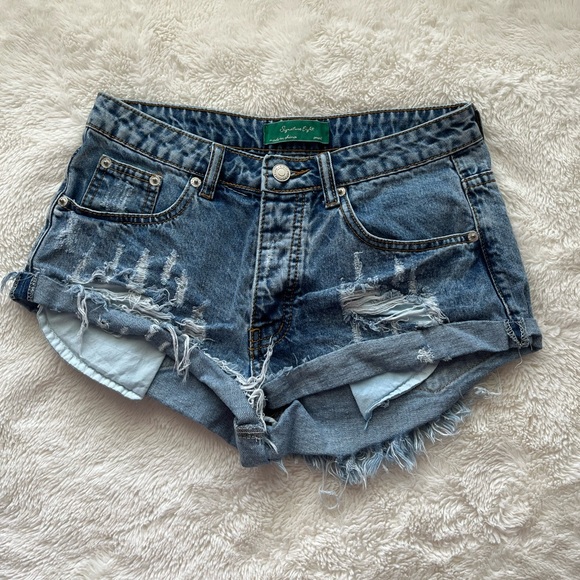 Signature eight Jean shorts with rips - Size Small - Picture 1 of 3